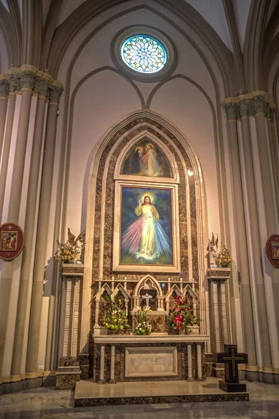 Un altar en una catedral —  Fotos de Stock