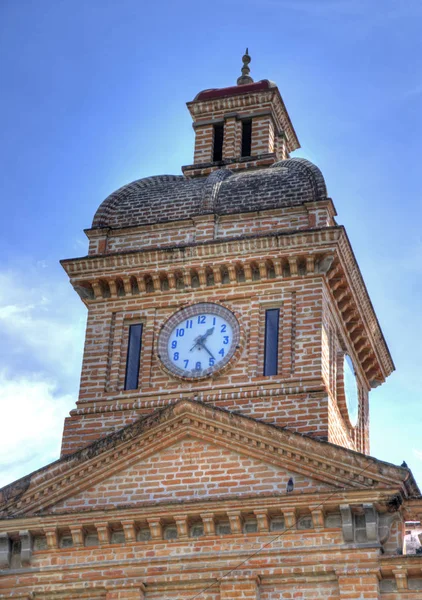 Kilise kulesi ve saat — Stok fotoğraf