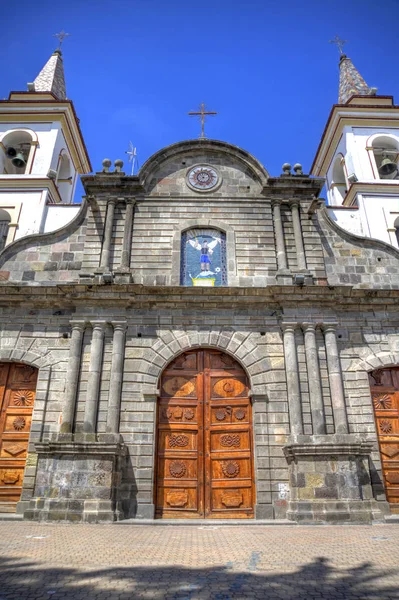 Antigua fachada de la iglesia colonial —  Fotos de Stock