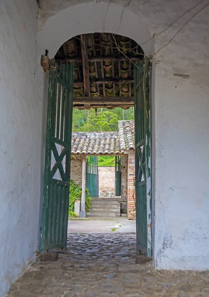 Porte de sortie d'une vieille hacienda — Photo