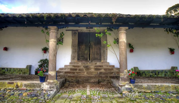 Sisäänkäynti vanhaan haciendaan — kuvapankkivalokuva