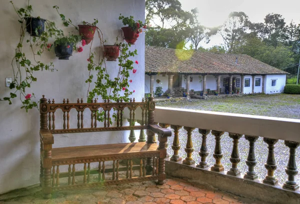 Puinen penkki vanhassa hacienda — kuvapankkivalokuva