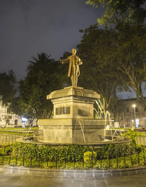 Anıt heykel bir parkta — Stok fotoğraf