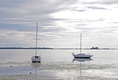 Düşük tide içinde mahsur kalan birkaç tekneler