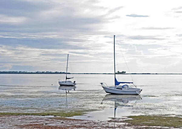 Mehrere Boote strandeten bei Niedrigwasser — Stockfoto