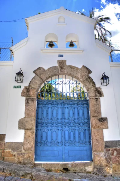 Porte d'entrée bleue avec cloches — Photo