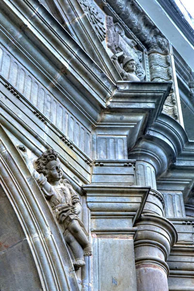 Αγάλματα στους τοίχους ενός καθεδρικού ναού — Φωτογραφία Αρχείου