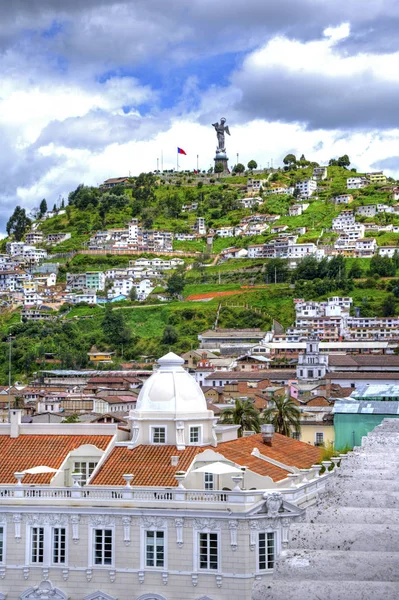 Vista do centro de Quito — Fotografia de Stock