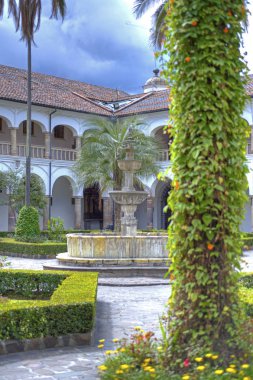 Fontanna na placu klasztoru