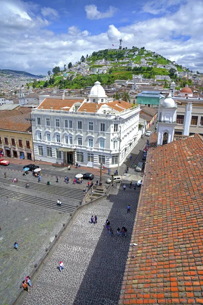 San Francisco plaza Quito şehir ile — Stok fotoğraf
