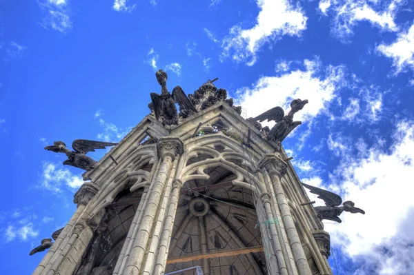 Torre de la Basílica de Quito y gárgolas — Foto de Stock