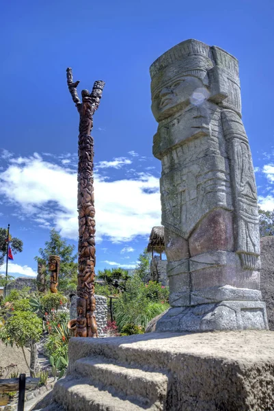 Totems and more objects at an equatorial park — Stock Photo, Image