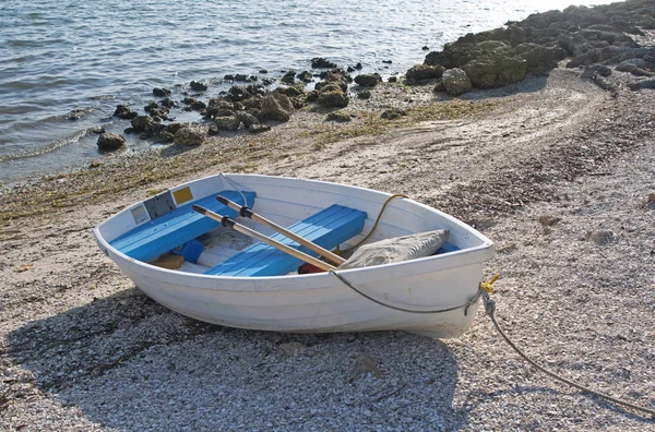 Kis hajó lehorgonyzott a strandon — Stock Fotó