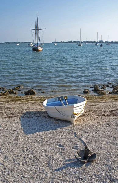 Malá loď kotvící na pláži — Stock fotografie