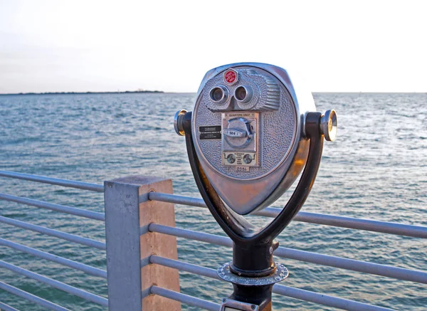 Coin binoculars at the beach — Stock Photo, Image