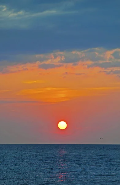 Sole sopra l'oceano — Foto Stock