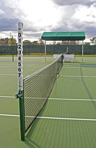 Tennisbana på mulen dag — Stockfoto