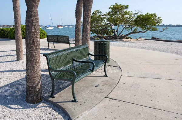 Zelené kovové lavičky v Sarasota Royalty Free Stock Fotografie