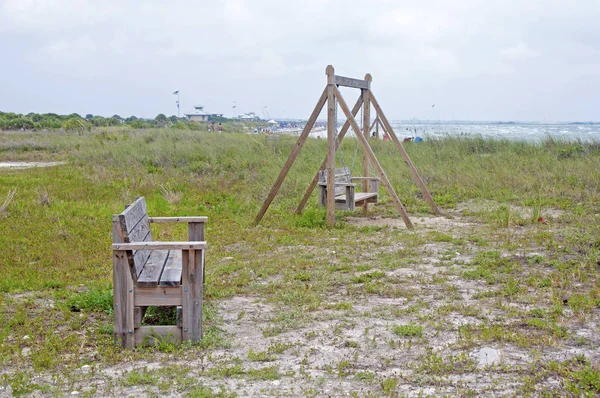 Los bancos de madera en la playa — Foto de Stock