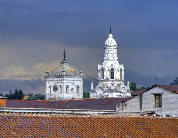 Kopuły kościoła w centrum miasta Quito — Zdjęcie stockowe