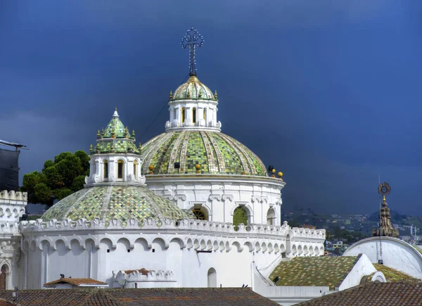 Kopule kostela v centru města Quito — Stock fotografie