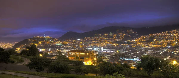 Vue panoramique du centre-ville de Quito la nuit — Photo