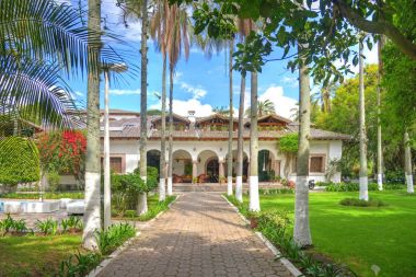 Hacienda cephesi bir restorana dönüştü.