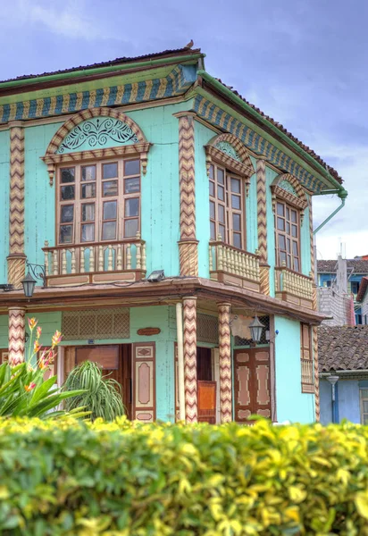 Oude kleurrijke hoekwoning — Stockfoto