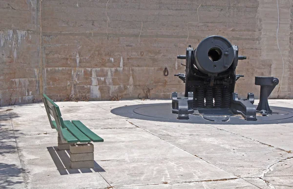 Panca verde e cannone di ferro — Foto Stock