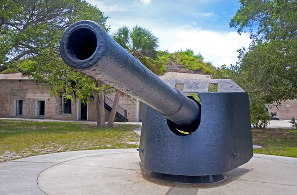 Залізна гармата XIX століття у форті — стокове фото
