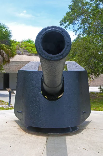 Cannone di ferro del XIX secolo in un forte — Foto Stock