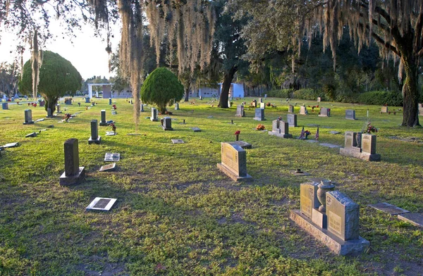 Crypten en graven op een kerkhof — Stockfoto