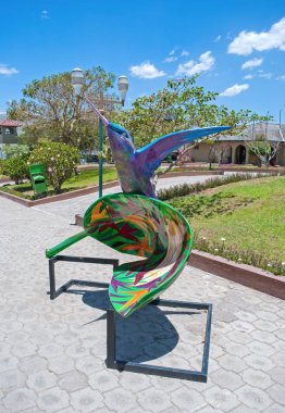 Dünyanın ortasında sanatsal heykel