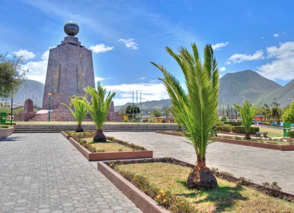 Orta Dünya ve palmiye ağaçlarının Anıtı