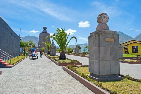 Paseo al monumento del Medio Mundo —  Fotos de Stock