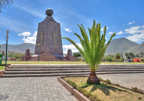 Памятник Среднему миру и пальмы
