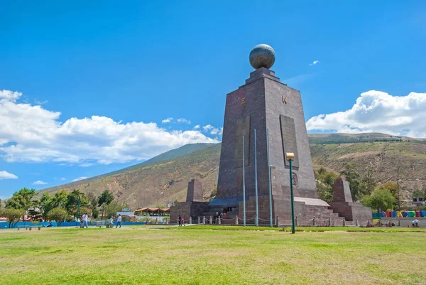 Orta dünya cazibe Anıtı