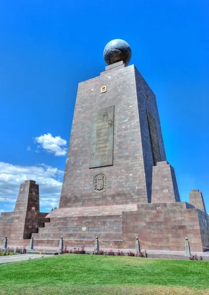 Monumentet i mitten av världsattraktion — Stockfoto