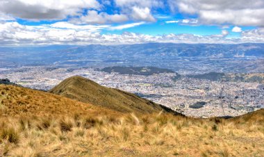 Quito ve Ekvador Andes yüksek görünümü