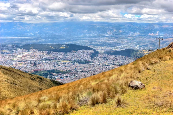 Vista alta de Quito y los Andes ecuatorianos — Foto de Stock