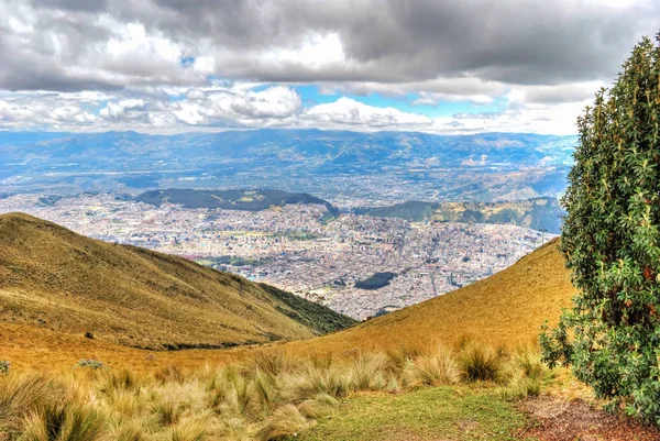 Vysoká pohled Quito a ekvádorských Andách — Stock fotografie