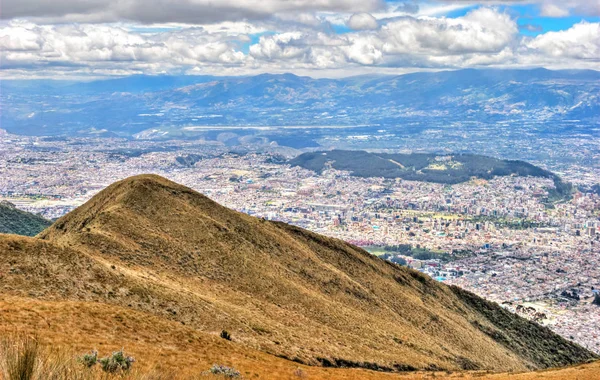 Vysoká pohled Quito a ekvádorských Andách — Stock fotografie