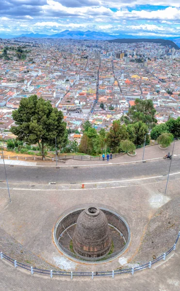 Cidade de Quito e uma ruína arqueológica — Fotografia de Stock