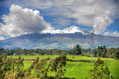 Güzel manzarasına kar caped Illinizas volkan, Ekvador Andes, bulutlu ve güneşli sabahı.