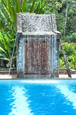 Şelale havuz Ekvador ormanda eski bir orman evinde