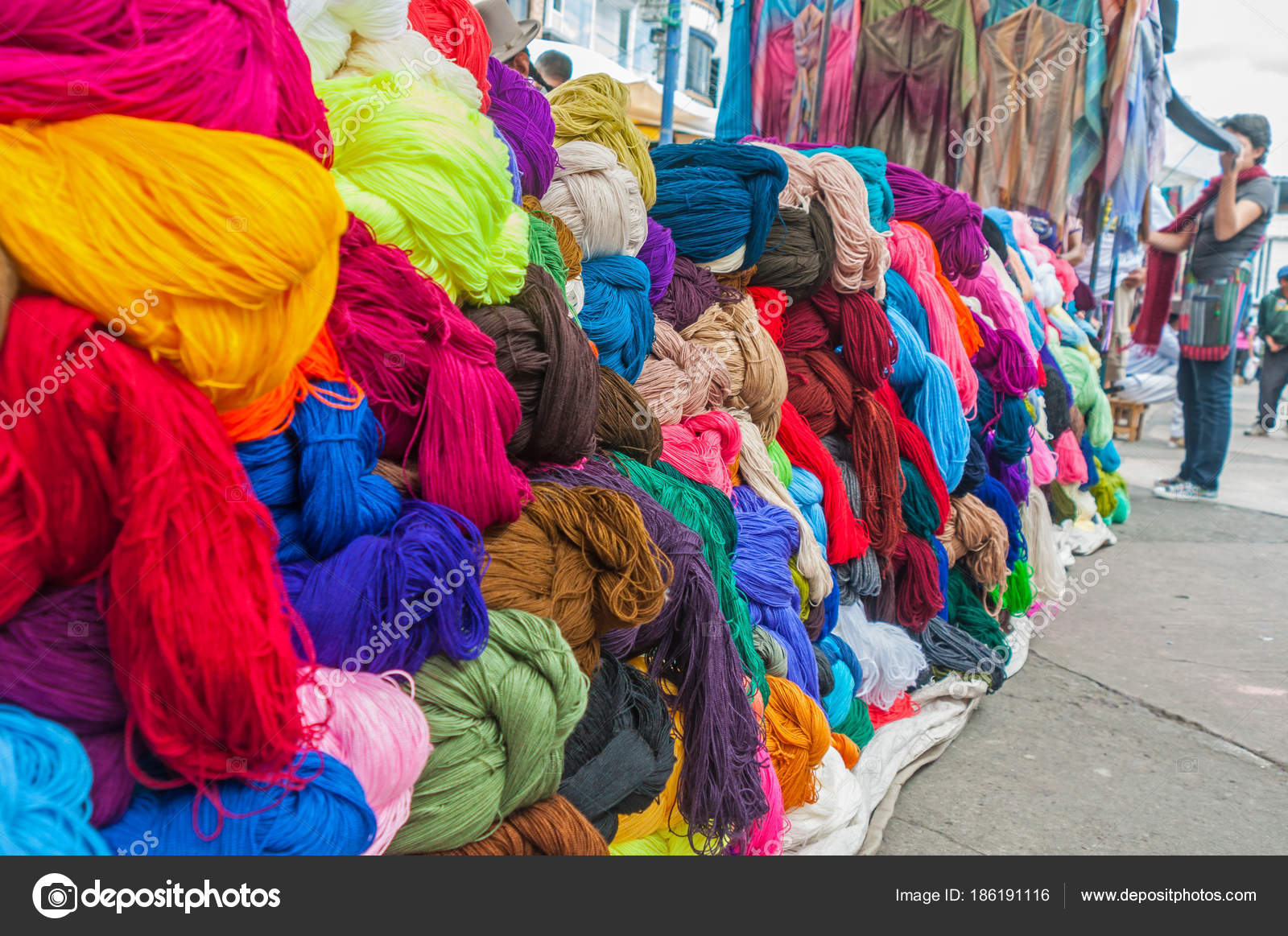 Tessile abbigliamento tutti tipi colori materiali mostra nella città ... Tutti i tipi di colori
