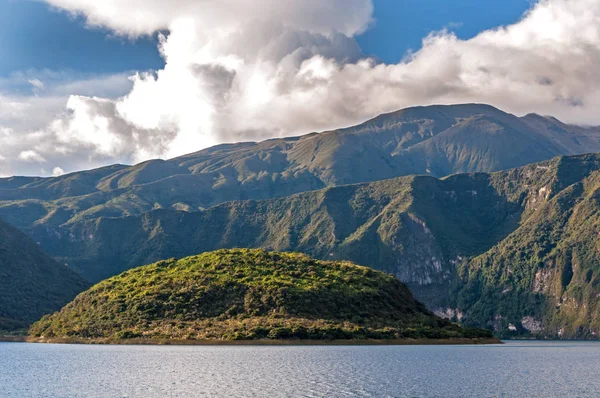 Вид Озеро Куикоча Кратер Солнечный Пасмурный День Эквадоре — стоковое фото
