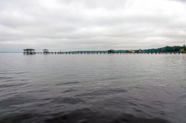 Bulutlu ve yağmurlu bir sabahta Jacksonville, Florida yakınlarındaki bir rıhtıma yanaşır..