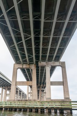 Jacksonville, Florida, Usa yakınlarındaki kolonları, metal parçaları ve su manzaralı bir köprünün altında.