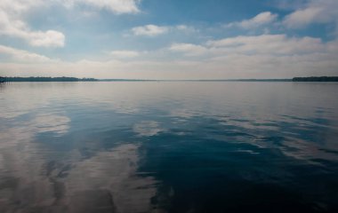 St. John nehri manzarası ve bulutlu bir sabahta gökyüzü yansıması. Jacksonville, Florida, Usa.